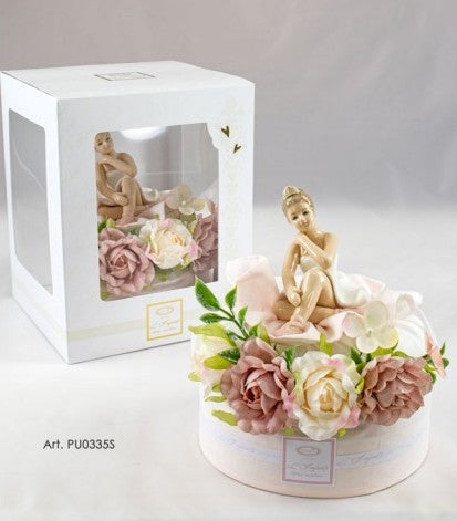 Ballerina in porcellana su pouf fiori