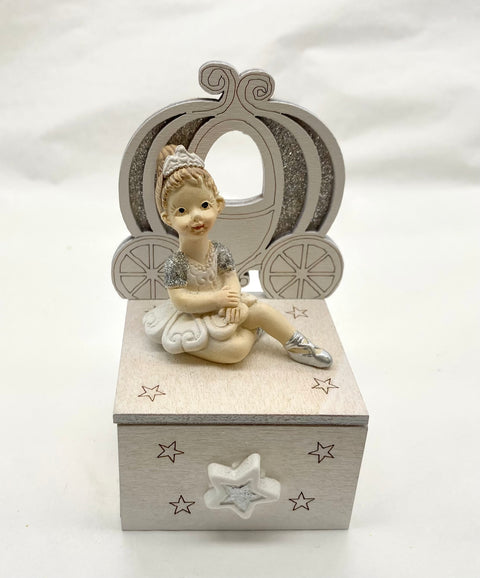 SET 11 BALLERINE sedute su scatola in legno bianco con cassetto e retro forma carrozza brillantinata IN OFFERTA.

Dimensione: cm 6 x h cm 10.
Il prezzo si riferisce all'intero set di 11 ballerine.
Ballerina su cassetto come bomboniera per la comunione.