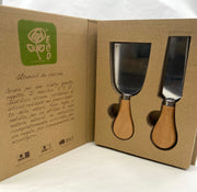 SET 2 COLTELLI DA FORMAGGIO PICCOLI nella loro scatola regalo.

Set 2 coltelli da formaggio come articolo da regalo.