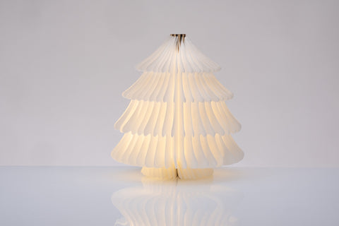 Lampada albero di Natale luminoso sagomato completo di confezione regalo.
Lampada albero come idea regalo originale per Natale.