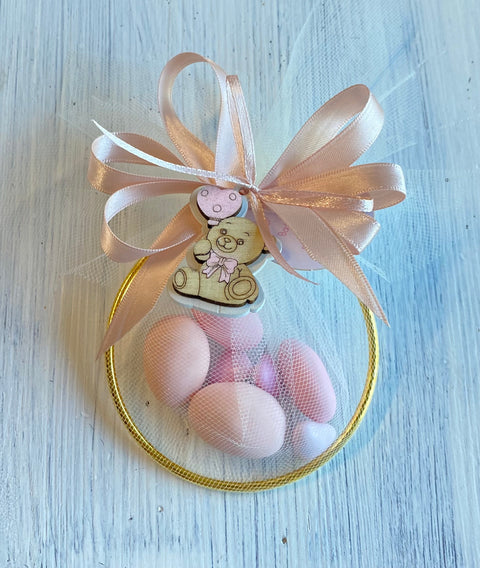 Bomboniera portaconfetti anello dorato completo di confetti di varie forme, bigliettino stampato ed applicato accessorio in legno a forma di orsetto rosa.

Dimensione anello dorato: dm 7.5.

Anello dorato come portaconfetti o da applicare come confezione di una bomboniera in occasione di nascita o battesimo.
