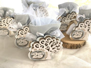 Bomboniera portaconfetti in legno a forma di albero 25° anniversario di matrimonio, completo di confetti argento nel sacchetto abbinato, bigliettino stampato e nastrini abbinati.
Dimensione: da cm 8 x h 8.
Portaconfetti come bomboniera per il 25° Anniversario di matrimonio.