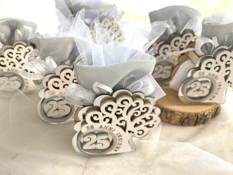 Bomboniera portaconfetti in legno a forma di albero 25° anniversario di matrimonio, completo di confetti argento nel sacchetto abbinato, bigliettino stampato e nastrini abbinati.
Dimensione: da cm 8 x h 8.
Portaconfetti come bomboniera per il 25° Anniversario di matrimonio.