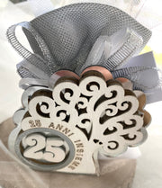 Bomboniera portaconfetti in legno a forma di albero 25° anniversario di matrimonio, completo di confetti argento nel sacchetto abbinato, bigliettino stampato e nastrini abbinati.
Dimensione: da cm 8 x h 8.
Portaconfetti come bomboniera per il 25° Anniversario di matrimonio.