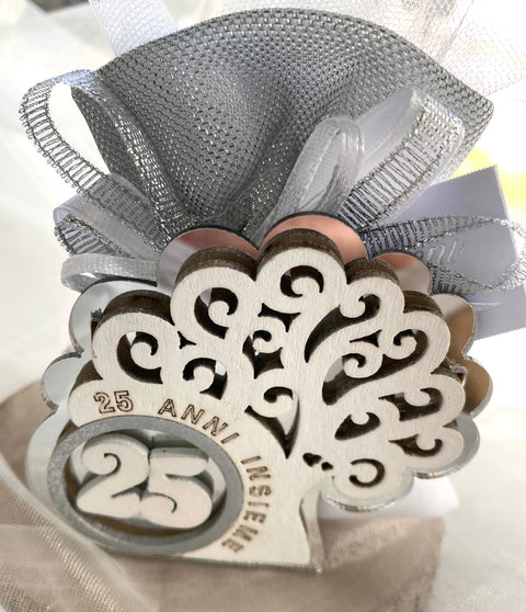 Bomboniera portaconfetti in legno a forma di albero 25° anniversario di matrimonio, completo di confetti argento nel sacchetto abbinato, bigliettino stampato e nastrini abbinati.
Dimensione: da cm 8 x h 8.
Portaconfetti come bomboniera per il 25° Anniversario di matrimonio.