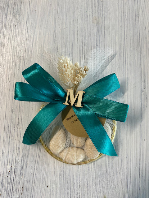 Bomboniera portaconfetti anello in metallo dorato con&nbsp; all'interno confetti avvolti nel tulle panna, spighetta e fiorellini naturali + nastrini e bigliettino stampato + iniziale lettera in legno.

Dimensione: dm 8.

Portaconfetti anello dorato come bomboniera per matrimonio, anniversario di matrimonio.

Possibilità di modificare il colore dei nastrini in base alla cerimonia.