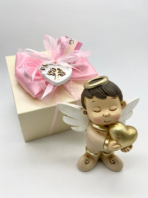 Bomboniera angelo in resina colorata marrone e oro con cuore in 2 modelli assortiti completo di scatola regalo e confezione di confetti + bigliettino stampato.
Dimensione dell'angelo: h cm 11.
La vendita dell'angelo è assortita nei 2 modelli: la differenza sta solo nella posizione del cuore (uno a destra, un altro a sinistra).
Richiedere info per e-mail.
La confezione dell'angelo può essere modificata in base al dress-code della cerimonia.