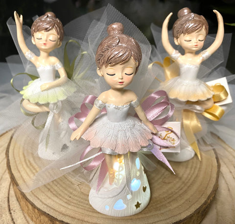 Bomboniera ballerina in resina colorata con led e nota musicale completa di confezione di confetti, bigliettino stampato e scatola, proposta in 3 posizioni e colori assortiti.
Dimensione: dm 5.5 x h 15.
Il prezzo si riferisce alla singola ballerina.
La vendita è assortita nei 3 modelli.
Ballerina come bomboniera cper la comunione o per la cresima.