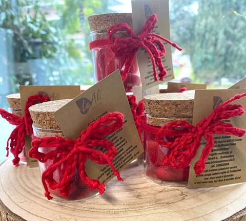 bomboniera barattolo in vetro tondo con tappo in sughero della linea solidale lealiazheimer completo di confezione di confetti, fiocchi di filo catenella in rosso e tag abbinato realizzato per la ricorrenza/cerimonia della Cresima oppure per una Laurea. E' possibile modificare il colore dei fiocchi in base al tipo di cerimonia.