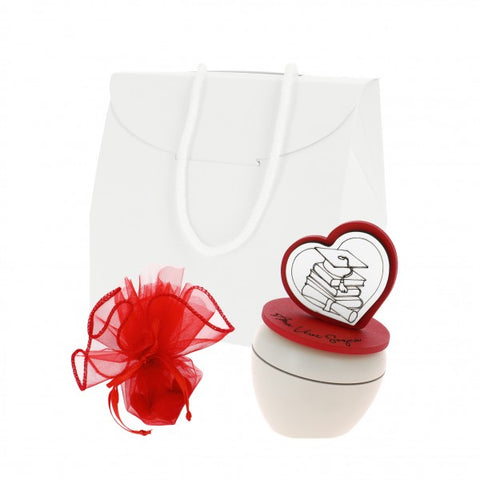 Bomboniera candela con cuore laurea/tocco in legno rosso completa di confezione di confetti, bigliettino stampato e scatola a borsetta della linea.

Dimensione: dm 6 x h cm 10.

Candelina come bomboniera per laurea.

Possibilità di inserire nella confezione nastrini del colore che varia in base al corso&nbsp; di laurea.

Richiedere info.