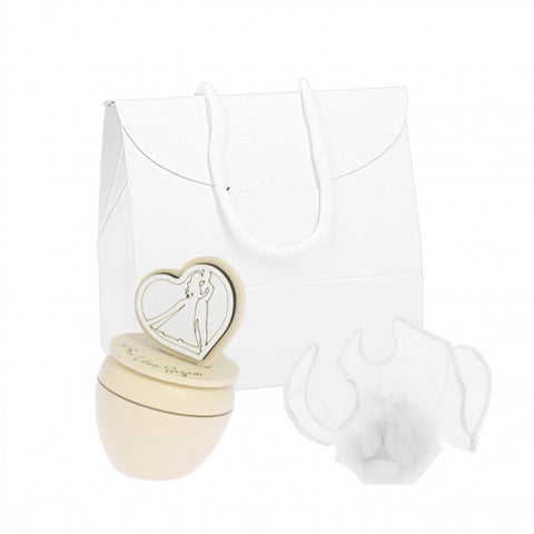 Bomboniera candela con cuore sposi in legno panna completa di confezione di confetti, bigliettino stampato e scatola a borsetta della linea.

Dimensione: dm 6 x h cm 10.

Candelina come bomboniera per il matrimonio.
Possibilità di modificare la confezione in base al dress-code della cerimonia.
Richiedere info.