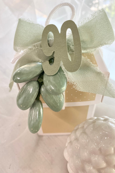 Bomboniera pigna in porcellana bianca con base in porcellana argentata completa della sua scatola regalo confezionata con grappolo di 5 confetti in mandorla d'avola verde salvia + nastrini abbinati e bigliettino stampato.
Dimensione pigna: h cm 12
La pigna come bomboniera per matrimonio o come idea per compleanno.
NOTA: è possibile modificare il colore della confezione in base al dress-code dell'evento.