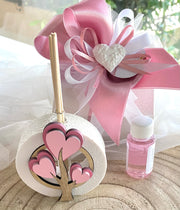 Bomboniera profumatore in marmoresina tondo con inserto albero della vita in legno cuori rosa, completo di bastoncini, confezione di confetti, bigliettino stampato e scatola abbinata.

Dimensione profumatore: dm cm 8,5 (bastoncini esclusi).

Profumatore come bomboniera per il Battesimo.

Possibilità di averlo anche nella versione celeste.