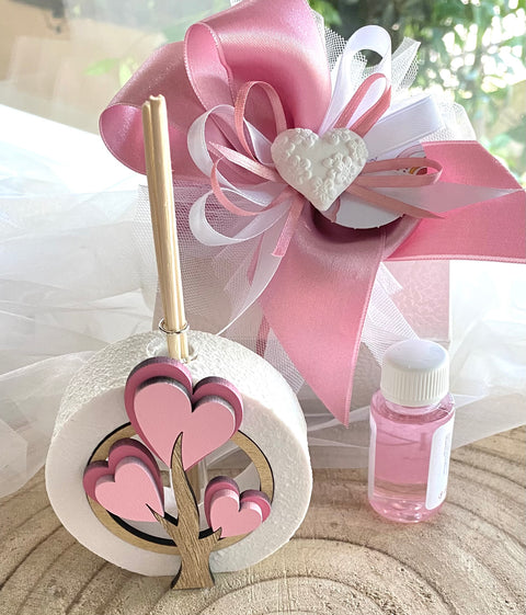 Bomboniera profumatore in marmoresina tondo con inserto albero della vita in legno cuori rosa, completo di bastoncini, confezione di confetti, bigliettino stampato e scatola abbinata.

Dimensione profumatore: dm cm 8,5 (bastoncini esclusi).

Profumatore come bomboniera per il Battesimo.

Possibilità di averlo anche nella versione celeste.