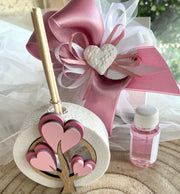 Bomboniera profumatore in marmoresina tondo con inserto albero della vita in legno cuori rosa, completo di bastoncini, confezione di confetti, bigliettino stampato e scatola abbinata.

Dimensione profumatore: dm cm 8,5 (bastoncini esclusi).

Profumatore come bomboniera per il Battesimo.

Possibilità di averlo anche nella versione celeste.