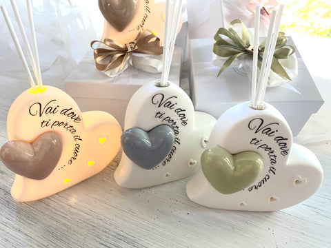 Bomboniera profumatore a forma di cuore led con con frase proposto in 4 colori assortiti, completo di bastoncini, bottiglietta profumo, confezione di confetti, bigliettino stampato e della sua scatola.

Dimensione: cm 12 x h cm 12 (bastoncini esclusi).

Il presso si riferisce al singolo profumatore cuore led confezionato.

La vendita è assortita nei 4 modelli.

NOTA: è possibile modificare il colore della confezione in base alla cerimonia.