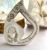 Bomboniera quadretto d'appoggio a forma di goccia con frase e strass in resina completo di confezione di confetti, bigliettino stampato e scatola della linea abbinata. Made in Italy.
Dimensione: cm 13.5 x h cm 17.
Quadretto a forma di goccia come bomboniera per la Comunione.