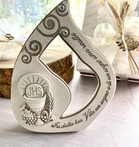 Bomboniera quadretto d'appoggio a forma di goccia con frase e strass in resina completo di confezione di confetti, bigliettino stampato e scatola della linea abbinata. Made in Italy.
Dimensione: cm 13.5 x h cm 17.
Quadretto a forma di goccia come bomboniera per la Comunione.