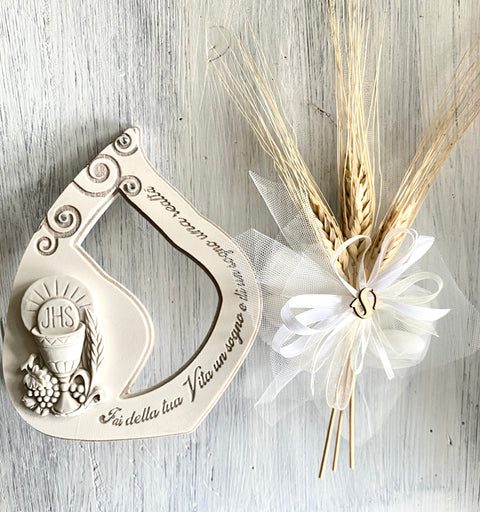 Bomboniera quadretto d'appoggio a forma di goccia con frase e strass in resina completo di confezione di confetti, bigliettino stampato e scatola della linea abbinata. Made in Italy.

Dimensione: cm 13.5 x h cm 17.

Quadretto a forma di goccia come bomboniera per la Comunione.