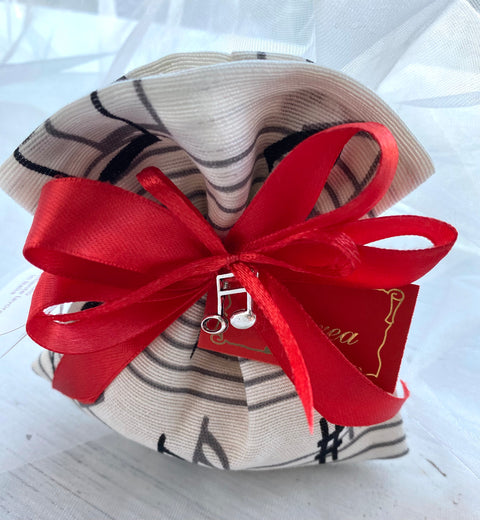 Bomboniera sacchetto in cotone con stampa note musicali in nero completo di confetti, nastrini e bigliettino stampato + piccola applicazione musicale.

Dimensione sacchetto: cm 11 x h 12.

Sacchetto note musicali/musica come bomboniera di Laurea indirizzo musicale.

Possibilità di modificare il colore dei nastrini.