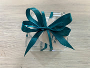 Bomboniera scatolina in plex completa di confetti avvolti nel tulle, nastrini e bigliettino con stampa del nome e data della ricorrenza.
Dimensione: cm 6 x cm 6 x cm 3.
Il colore della confezione è modificabile in base al dress-code della ricorrenza.