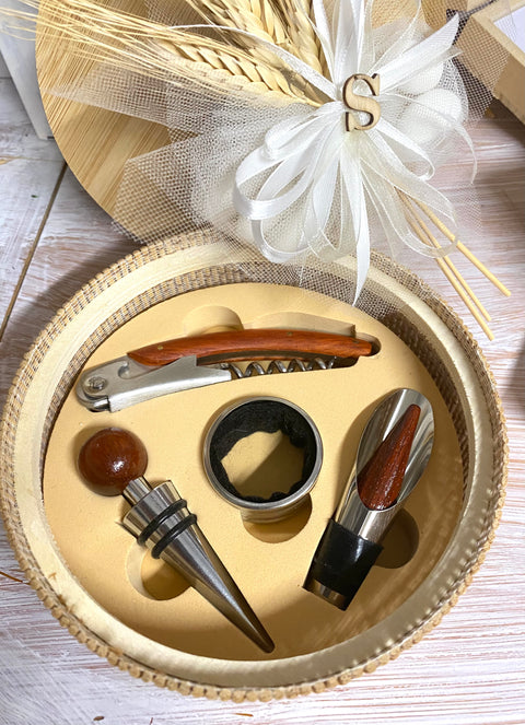 Bomboniera scatola vino in bamboo tonda + 4 accessori in metallo (cavatappi-tappi-salvagocce) in confezione regalo con la possibilità di PERSONALIZZAZIONE.

Dimensione: dm 15 x h cm 4.

Set vino 4 accessori come bomboniera per matrimonio o anniversario di matrimonio oppure come articolo da regalo.