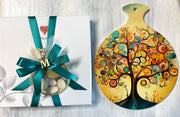 Bomboniera tagliere tondo con albero della vita colorato, completo di confezione di confetti ad anello, bigliettino stampato e scatola della linea

Dimensione: cm 20 x cm 25.

Bomboniera solidale Cuorematto.

Tagliere come bomboniera per comunione, cresima, matrimonio.

NOTA: POSSIBILITA' di modificare il tipo di confezione ed il colore.