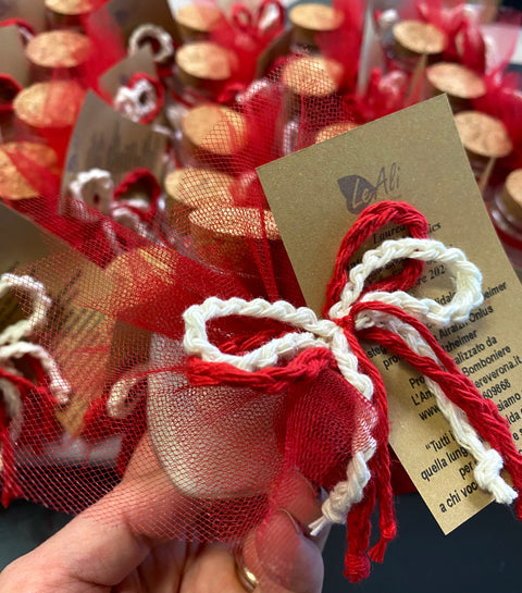 bomboniera barattolo solidale lealialzheimer in vetro quadrato con all'interno candela in soia vegetale biodegradabile completo di confezione di confetti e fiocchi di catenella fatta a mano ad uncinetto