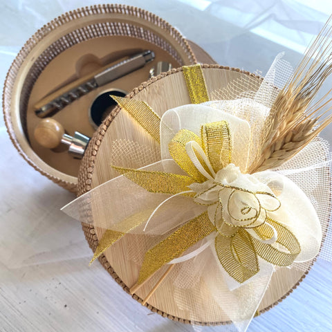 Bomboniera scatola vino in bamboo tonda + 4 accessori in metallo (cavatappi-tappi-salvagocce) in confezione regalo con la possibilità di PERSONALIZZAZIONE.

Dimensione: dm 15 x h cm 4.

Set vino 4 accessori come bomboniera per matrimonio o anniversario di matrimonio oppure come articolo da regalo.