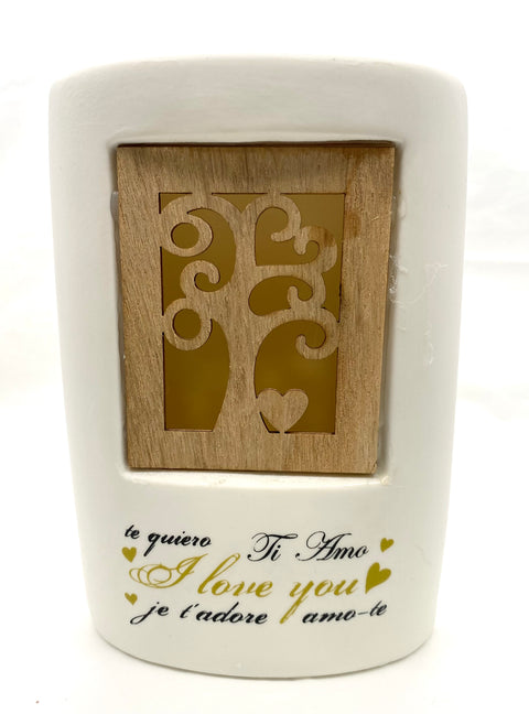 LAMPADA I LOVE YOU con inserto albero della vita in legno IN OFFERTA 02A042.
Dimensione: cm.11 x h cm 17.
Lampada con inserto albero della vita in legno come articolo da regalo.