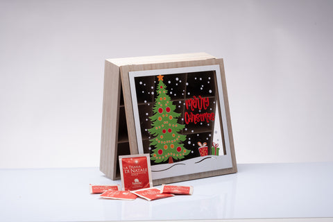 Scatola in legno con soggetto natalizio completa di 32 infusi e confezione regalo.
Scatola come idea regalo per il Natale.