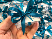 Bomboniera scatolina in plex completa di confetti avvolti nel tulle, nastrini e bigliettino con stampa del nome e data della ricorrenza.
Dimensione: cm 6 x cm 6 x cm 3.
Il colore della confezione è modificabile in base al dress-code della ricorrenza.