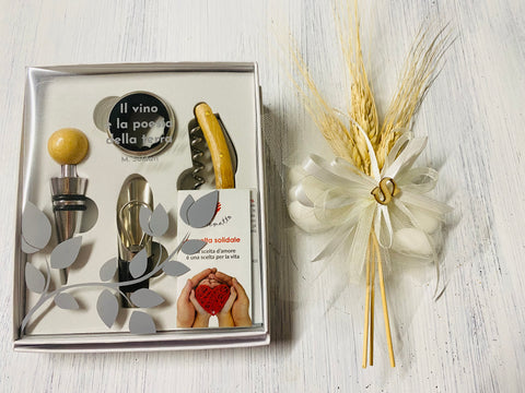 Bomboniera Set vino 4 pezzi in metallo ed inserti in legno (cavatappi-tappo vino-salvagoccie) completo della sua scatola regalo e confezione di confetti.
Set vino come bomboniera matrimonio oppure articolo da regalo.
Il set vino fa parte delle bomboniere Solidali Cuorematto.