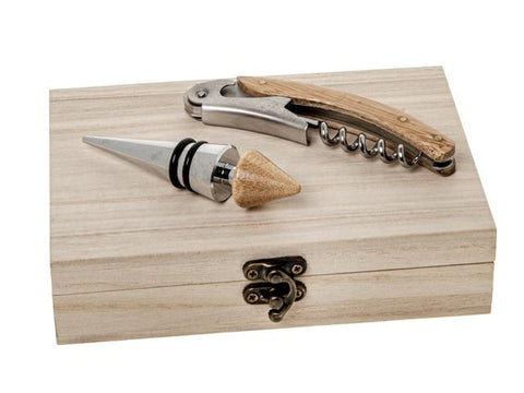 Bomboniera Set 2 accessori vino (cavatappi e tappo vino) in metallo e legno inseriti dentro la scatola di legno con possibilità di PERSONALIZZARLA completa di confezione di confetti.

Dimensione scatola: cm 15 x cm 10.5 x h cm 4.

Set vino come bomboniera matrimonio, anniversario di matrimonio oppure come articolo da regalo.

Richiedere info per e-mail.
