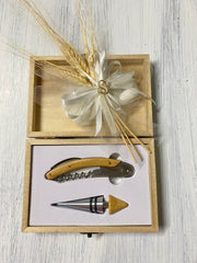 Bomboniera Set 2 accessori vino (cavatappi e tappo vino) in metallo e legno inseriti dentro la scatola di legno con possibilità di PERSONALIZZARLA completa di confezione di confetti.

Dimensione scatola: cm 15 x cm 10.5 x h cm 4.

Set vino come bomboniera matrimonio, anniversario di matrimonio oppure come articolo da regalo.

Richiedere info per e-mail.