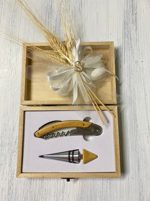 Bomboniera Set 2 accessori vino (cavatappi e tappo vino) in metallo e legno inseriti dentro la scatola di legno con possibilità di PERSONALIZZARLA completa di confezione di confetti.

Dimensione scatola: cm 15 x cm 10.5 x h cm 4.

Set vino come bomboniera matrimonio, anniversario di matrimonio oppure come articolo da regalo.

Richiedere info per e-mail.