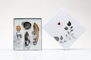 Bomboniera Set vino 4 pezzi in metallo ed inserti in legno (cavatappi-tappo vino-salvagoccie) completo della sua scatola regalo e confezione di confetti.

Set vino come bomboniera matrimonio oppure articolo da regalo.

Il set vino fa parte delle bomboniere Solidali Cuorematto.