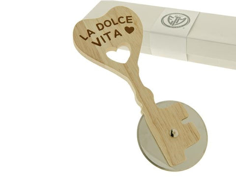 Bomboniera tagliapizza in acciaio con manico legno completo della sua scatola regalo, confezione di confetti + bigliettino stampato, proposto in varie tipologie.

Dimensione: lunga cm 18.

Il tagliapizza come bomboniera per il matrimonio.