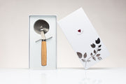 Bomboniera tagliapizza in acciaio con manico legno completo della sua scatola regalo, confezione di confetti + bigliettino stampato.

Dimensione: lunga cm 17.

Tagliapizza&nbsp;come bomboniera per il matrimonio oppure come articolo da regalo.