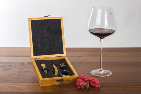 Bomboniera scatola vino in legno 4 pezzi (apribottiglia barista-tappo bottiglia-salvagoccia tondo-tappo salvagoccia) completa di confezione.

Dimensione scatola: cm 18 x h cm 15.

Bomboniera da matrimonio, anniversario di matrimonio.
Articolo da regalo per varie ricorrenze