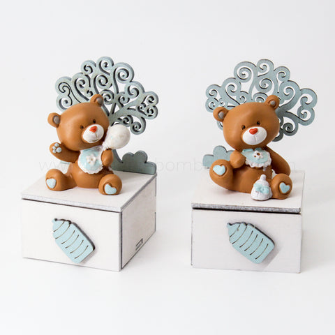 SET 9 Orsetti celeste con albero della vita su cassetto in legno vuoto in 2 modelli IN OFFERTA 049262.

Dimensioni: cm 7 x h 10.

Il prezzo si riferisce all'intero set di 9 orsetti su cassetto.
Orsetto come bomboniera per il battesimo.
