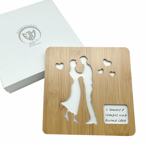 SET 2 Sottopentola coppia lovers completo di scatola 08689.
Dimensione: cm 17 x cm 17.
Sottopentola come bomboniera utile per il matrimonio.
