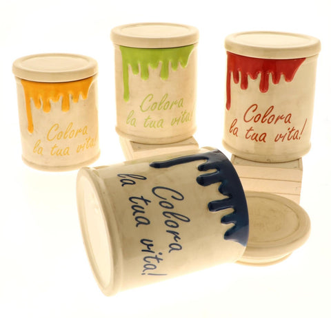 SET 3 BARATTOLI GRANDI in ceramica con tappo ermetico con frase verde-giallo-blu 02100.
Dimensione: d cm 9.5 x h cm 13.
Il prezzo si riferisce all'intero set di 3 barattoli grandi