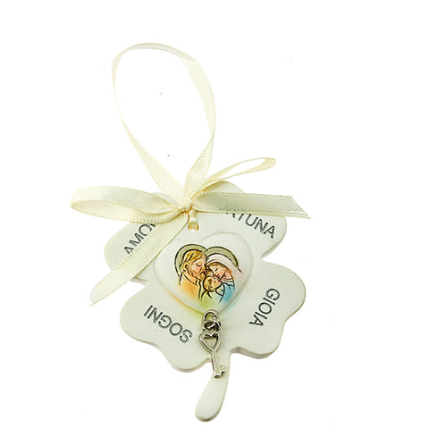 Bomboniera appendino quadrifoglio sacra famiglia in resina colorata con scritte.
Dimensione: cm 6 x h cm 8.
Appendino quadrifoglio sacra famiglia come bomboniera battesimo, comunione.
