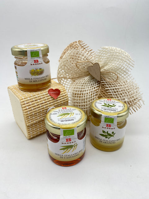 Bomboniera Barattolino miele 35gr confezionato nella scatolina di bambu E3051 completo di confetti e bigliettino stampato in 3 gusti assortiti.
Dimensione scatola: cm 6 x cm 6 x h cm 6.
Il prezzo si riferisce al singolo barattolino miele completo di confezione.
La vendita è assortita nei 3 gusti.
Barattolino miele come bomboniere per battesimo, comunione, cresima, matrimonio, anniversario di matrimonio.