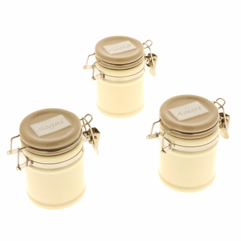 SET 18 BARATTOLI in ceramica con tappo ermetico e con frase assortite.

Dimensione: dm 5.5 x h cm 6.5.
Il prezzo si riferisce all'intero set di 18 barattoli.
Barattoli come bomboniera per varie cerimonie.