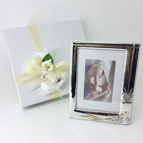 Bomboniera portafoto/cornice Comunione in argento completo di scatola e confezione.

Dimensioni: cm 14 x h 18 (foto interna cm 9 x h 13).

NOTA: colore modificabile in base al dress-code della ricorrenza da specificare per e-mail.
Portafoto come bomboniera comunione o come articolo da regalo comunione.