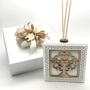 Bomboniera profumatore quadrato in resina con inserto legno ALBERO completo della sua scatola regalo + bottiglietta profumo + bastoncini completa di confezione di confetti con bigliettino stampato.
Dimensione: cm 11 x h cm 11 + bastoncini.
Profumatore da essere utilizzato come bomboniera cresima, comunione, matrimonio, anniversario di matrimonio.