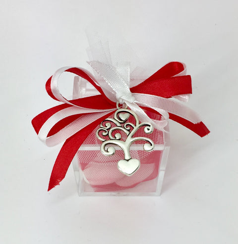 Bomboniera scatolina in plastica trasparente completa di confetti, bigliettino con stampa del nome e data della ricorrenza, nastrini e ciondolo albero dei cuori.
Dimensione: cm 5 x cm 5 x cm 5.
Il colore della confezione è modificabile in base al dress-code della ricorrenza.