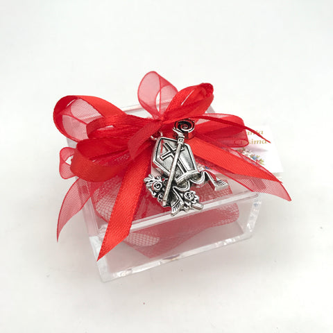 Bomboniera scatolina in plex Cresima completa di 5 confetti avvolti nel tulle rosso, nastrini in raso e velo rosso, bigliettino stampato e simbolo Mitria-Pastorale Cresima in metallo.
Dimensione: cm 6 x cm 6 x h cm 3.
Scatolina come portaconfetti o come bomboniera per la Cresima.